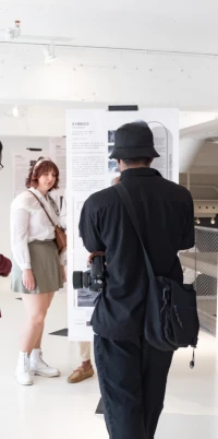 Les finissantes et finissants en Design intérieur ont clôturé leurs trois années d’études par la présentation de leurs projets synthèses lors d’un vernissage, au magasin de meubles MUST, à Laval. Plusieurs bourses ont également été remises pour l’occasion!
Designers, architectes, enseignantes et enseignants, collègues et proches étaient sur place afin de permettre à cette nouvelle génération de designers de tisser des liens professionnels et de faciliter leur accès au marché du travail!