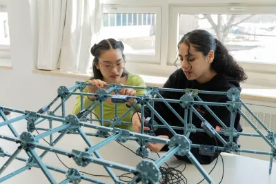 Étudiantes et étudiants en Sciences de la nature au Cégep Marie-Victorin qui sont en laboratoire de physique