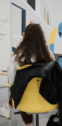 Étudiantes et étudiants en Sciences humaines du Cégep Marie-Victorin dans une classe interactive. Ils travaillent sur un projet, en groupe.