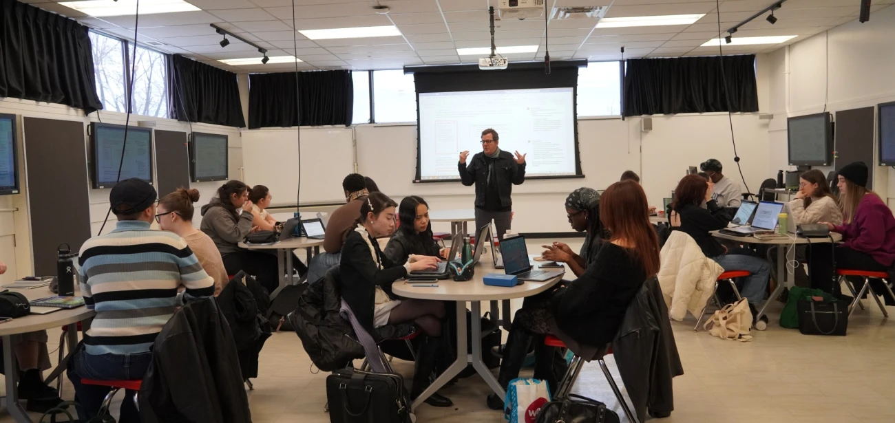 Des étudiantes de la technique de Commercialisation de la mode de l'École de mode du Cégep Marie-Victorin travaillent sur leur projet de mise en marché.