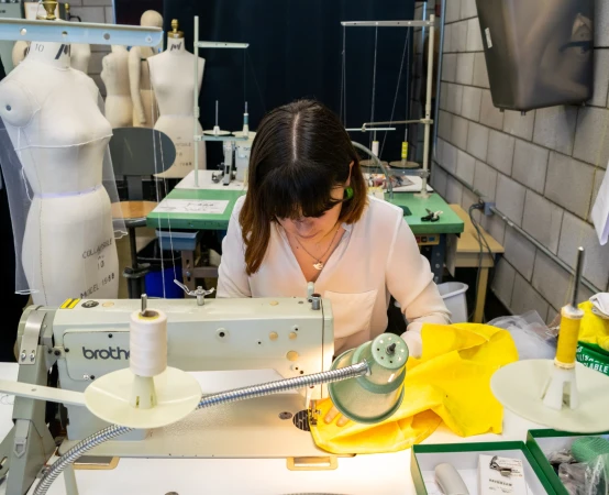 Étudiante en Design de mode au Cégep Marie-Victorin qui travaille sur la conception d'un vêtement dans le cadre d'un cours de conception et création.